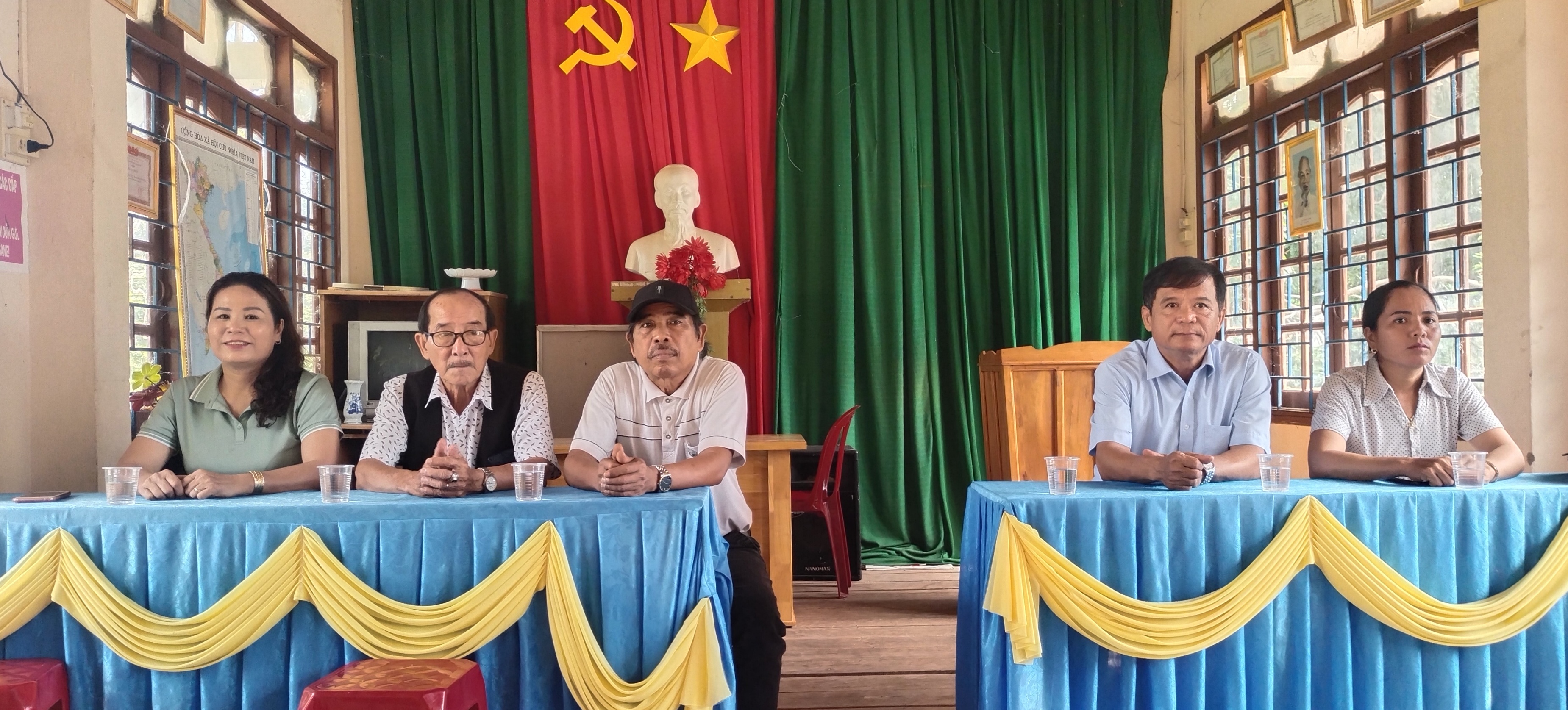 đại diện phòng vhtt, chính quyền địa phương và 2 nghệ nhân ưu tú tham gia thẩm định., đánh giá lớp học